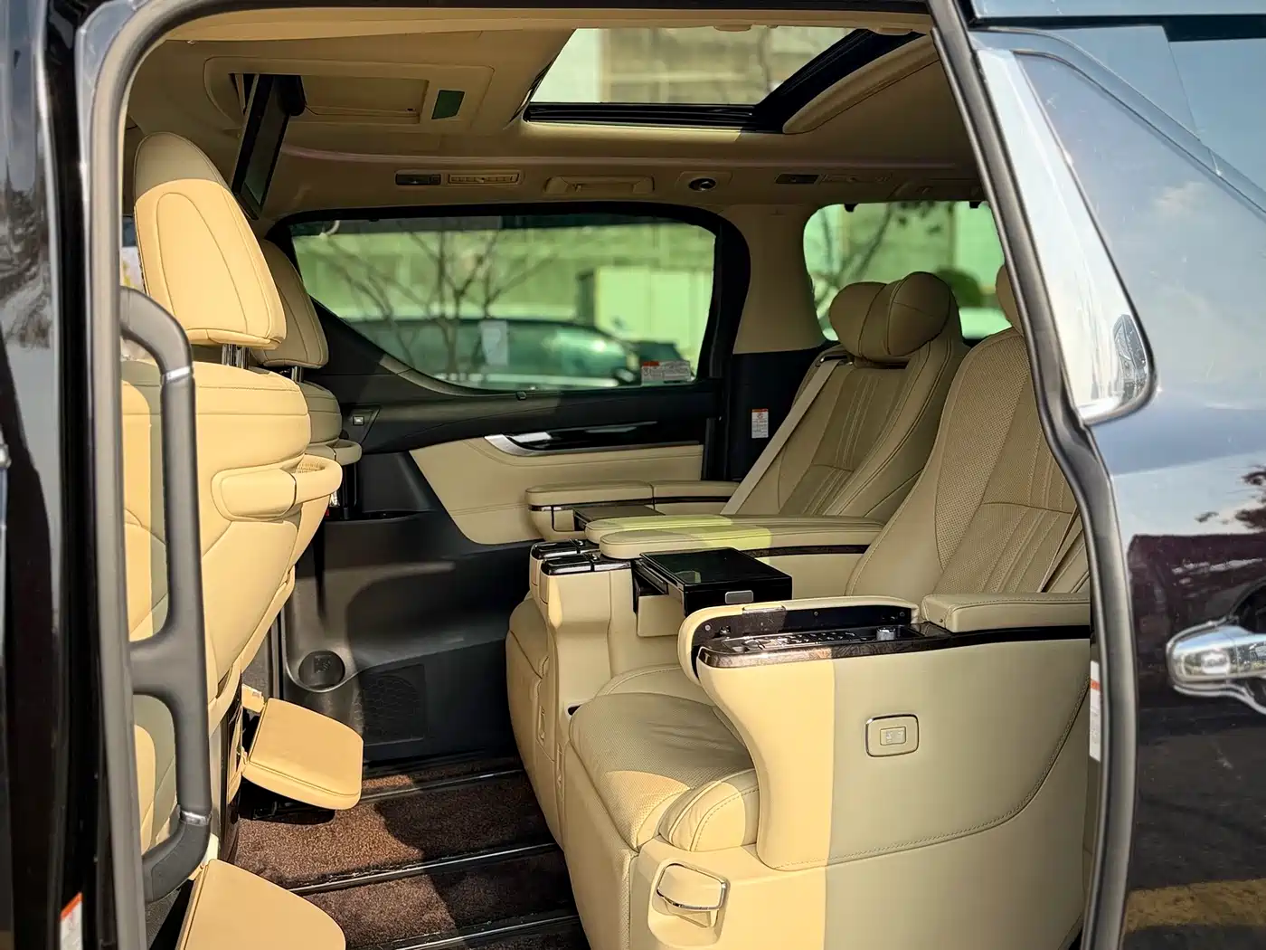 Toyota Vellfire 2019 Hybrid 2.5L HV Premium Edition фото 14