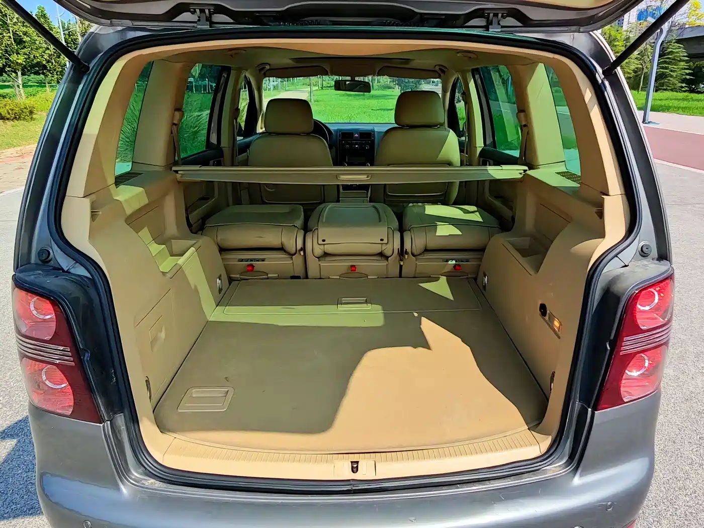 Volkswagen Touran 2009 2008 Model 1.8T Premium Smart Edition Automatic 5-Seater
