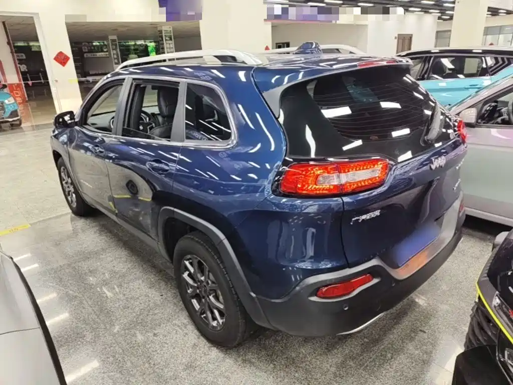 Photo 5 - Jeep Cherokee