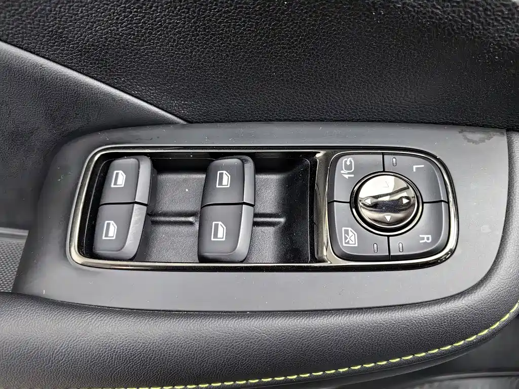 Фото 9 - Roewe RX5