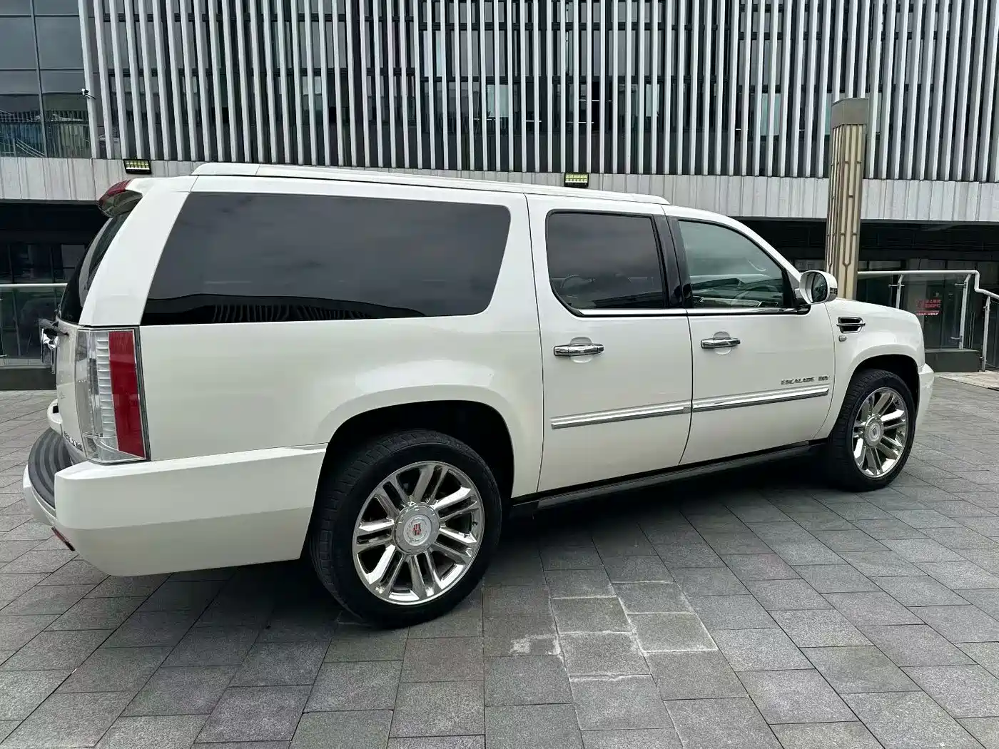 Cadillac Escalade 2013 6.2L ESV Platinum Extended фото 6