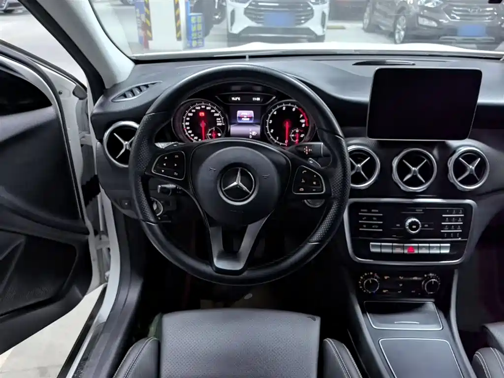 Mercedes-Benz GLA 2018 GLA 200 Dynamic фото 11