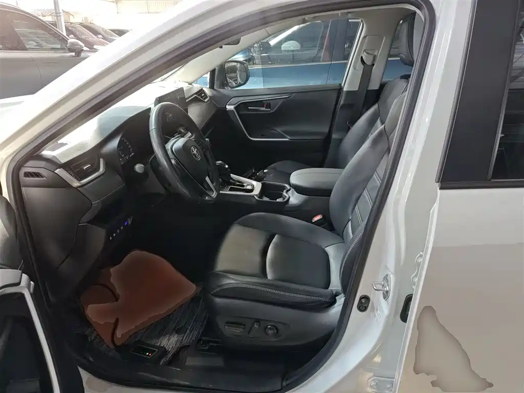 Toyota RAV4 Rongfang 2023 2.0L CVT 2WD 20th Anniversary Platinum Edition фото 15