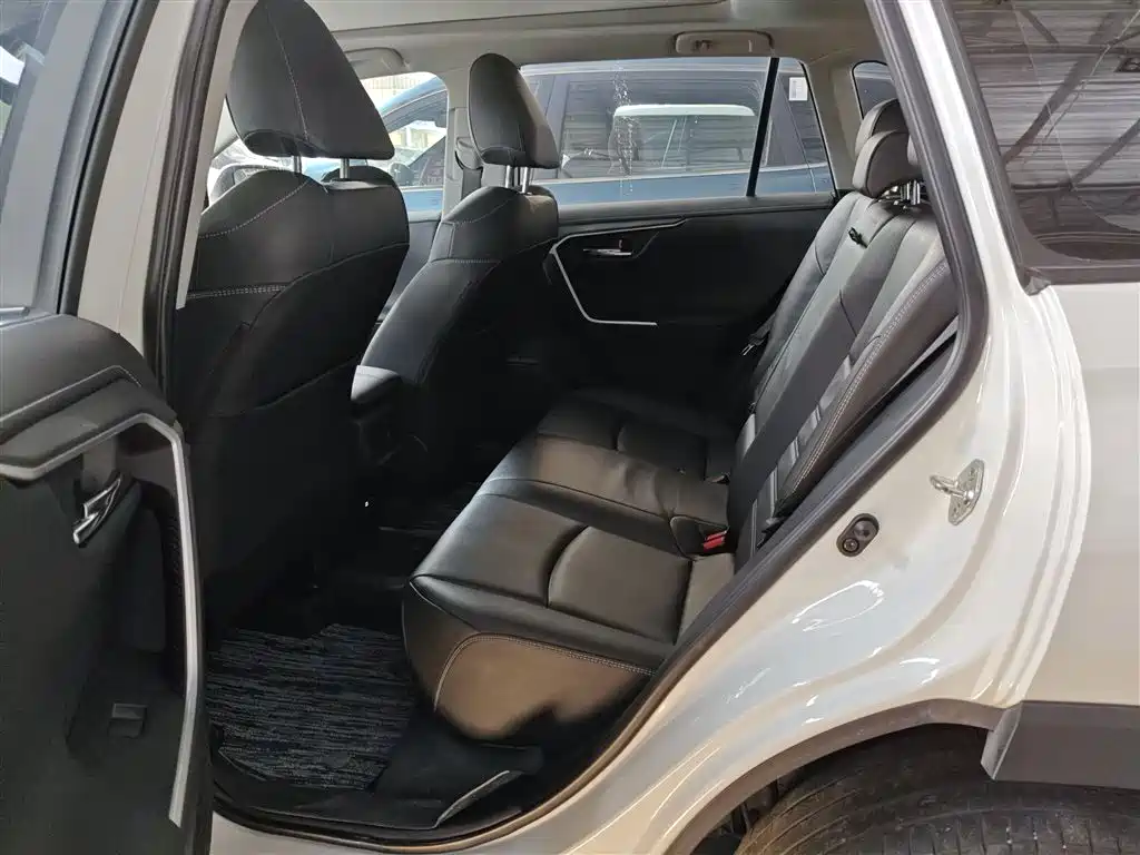 Toyota RAV4 Rongfang 2023 2.0L CVT 2WD 20th Anniversary Platinum Edition фото 17