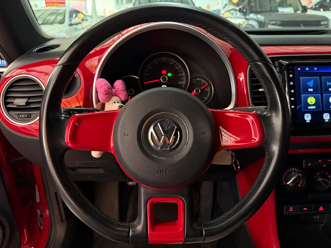 Volkswagen Beetle 2018 180TSI Trend Joy Edition фото 8