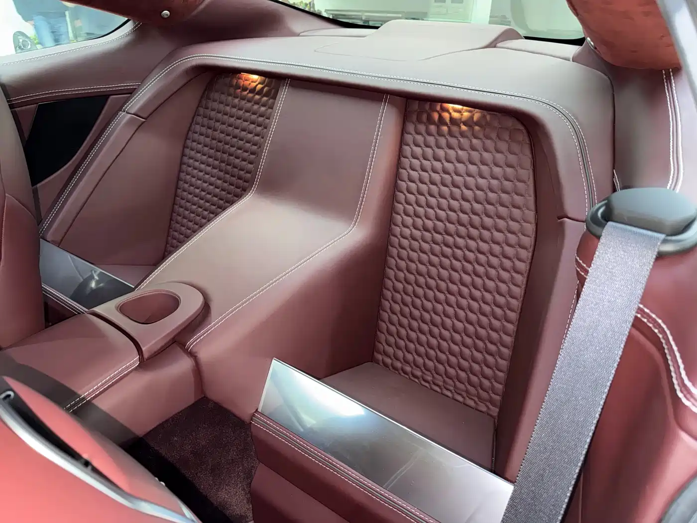 Aston Martin Vanquish 2013 6.0L Standard фото 19