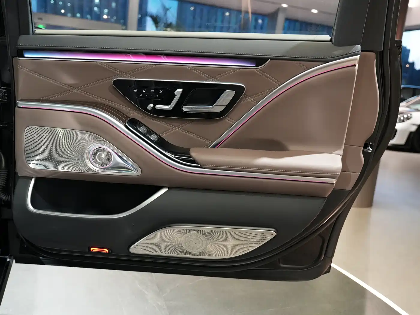 Mercedes-Benz Maybach S-Class 2022 S 680 4MATIC Craftsmanship Limited Launch Edition фото 23