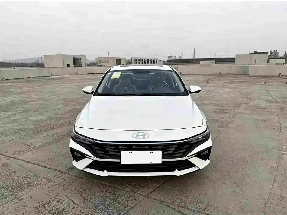 Photo 2 - Hyundai Elantra