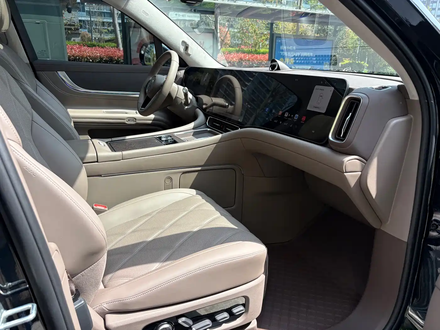 AITO Wenjie AITO M9 2025 Extended Range Ultra 52kWh 6-Seater фото 12