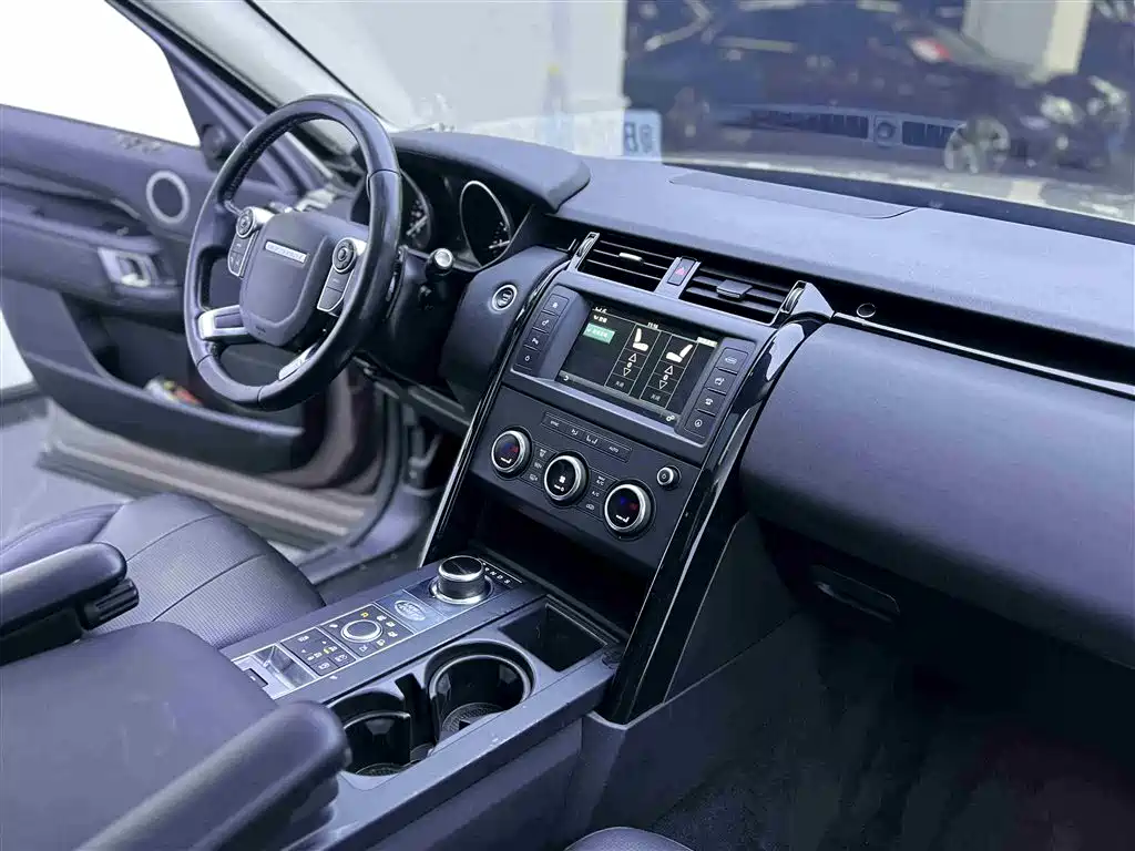 Land Rover Discovery 2017 3.0 SC V6 SE фото 10