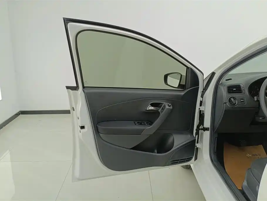 Volkswagen Polo 2018 1.5L Manual Safe Drive фото 7