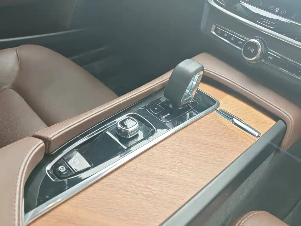 Фото 24 - Volvo S90