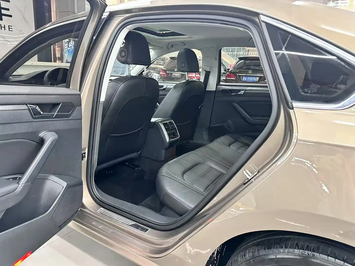 Volkswagen Passat 2017 330TSI DSG Luxury фото 11