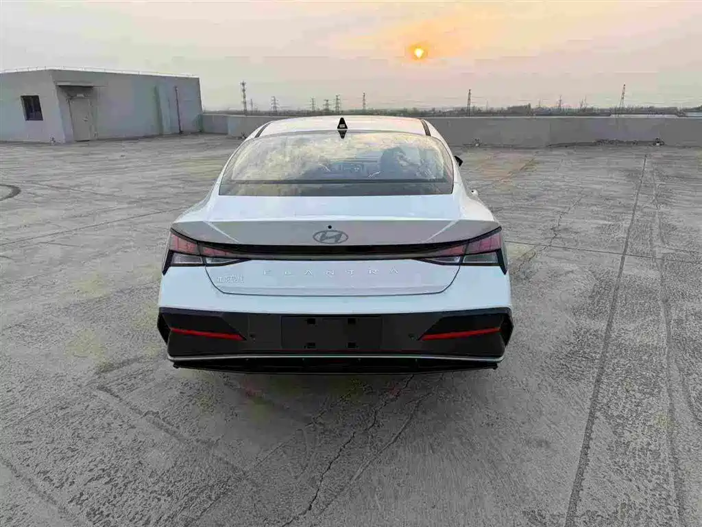 Photo 8 - Hyundai Elantra