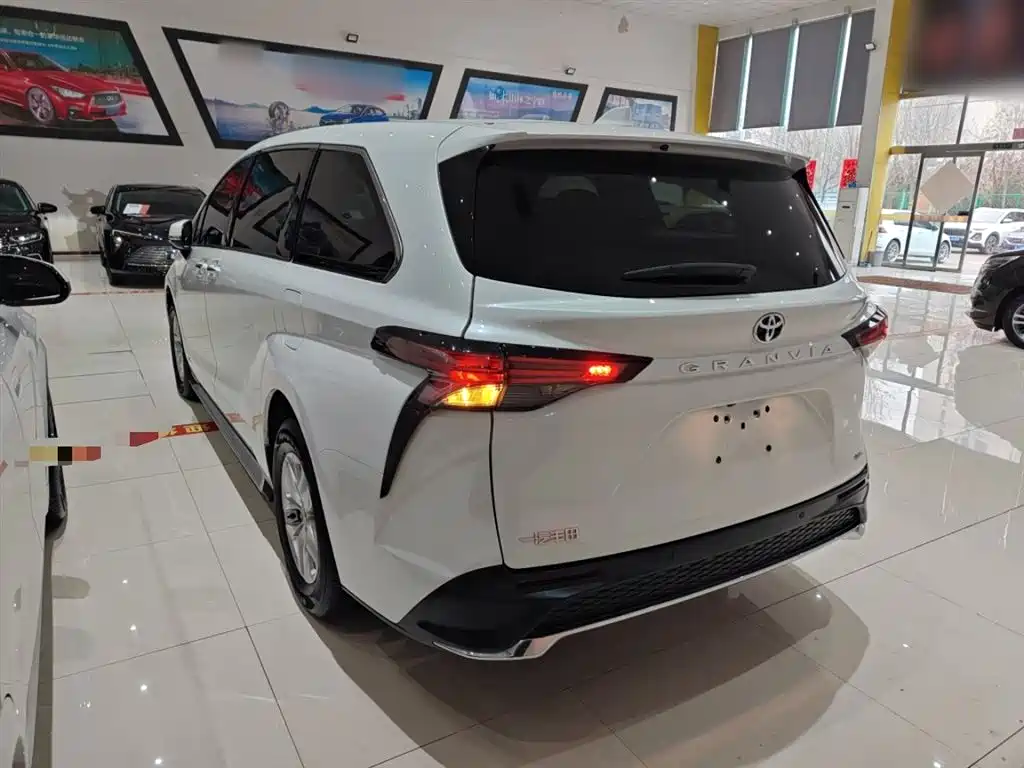 Toyota Granvia 2024 2.5L Hybrid Comfort фото 23