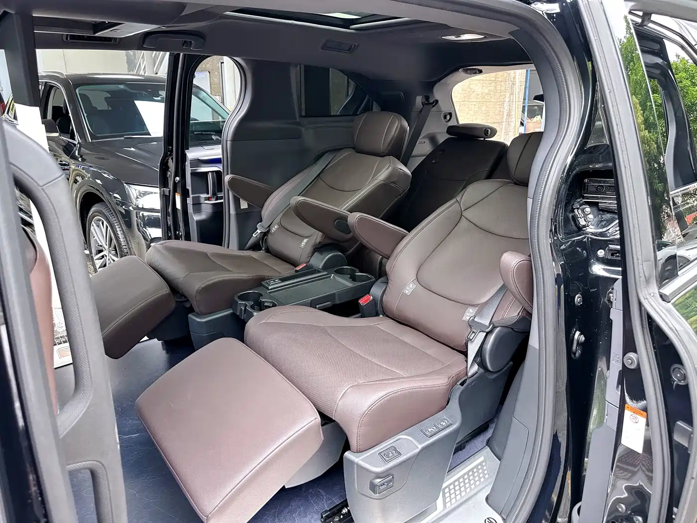 Toyota Granvia 2022 Model Year 2.5L Hybrid Flagship Edition фото 15