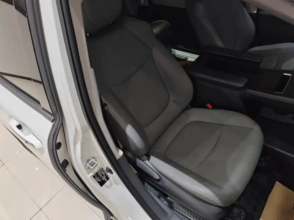 Toyota Granvia 2024 2.5L Hybrid Comfort фото 20