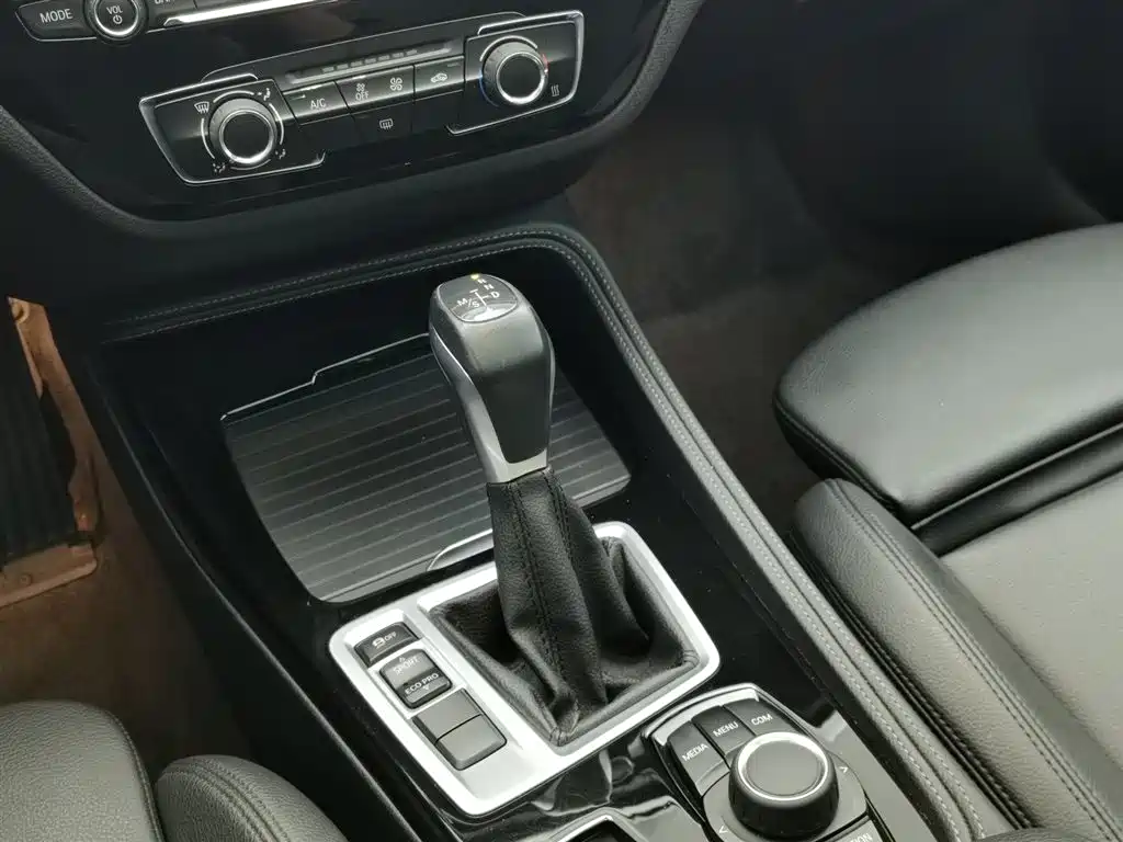 BMW 1 Series 2018 118i Sport Edition фото 13