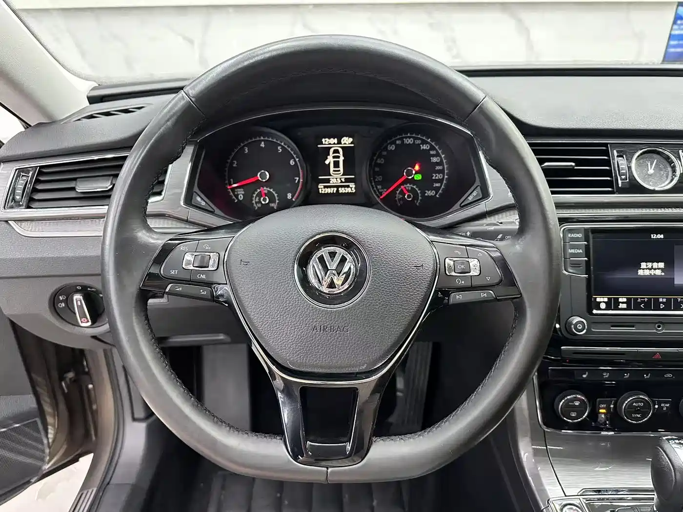 Volkswagen Passat 2017 330TSI DSG Luxury фото 9