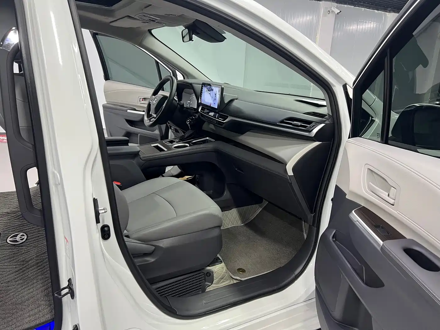 Toyota Granvia 2024 2023 2.5L Hybrid Luxury Edition