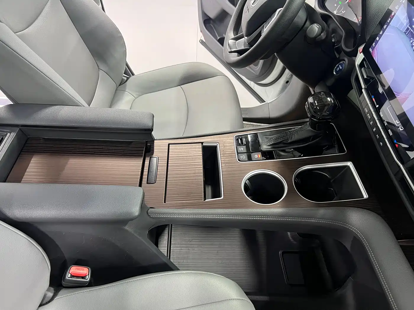 Toyota Granvia 2024 2023 2.5L Hybrid Luxury Edition