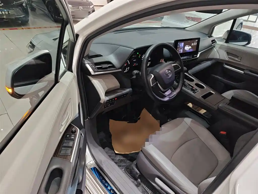 Toyota Granvia 2024 2.5L Hybrid Comfort фото 12