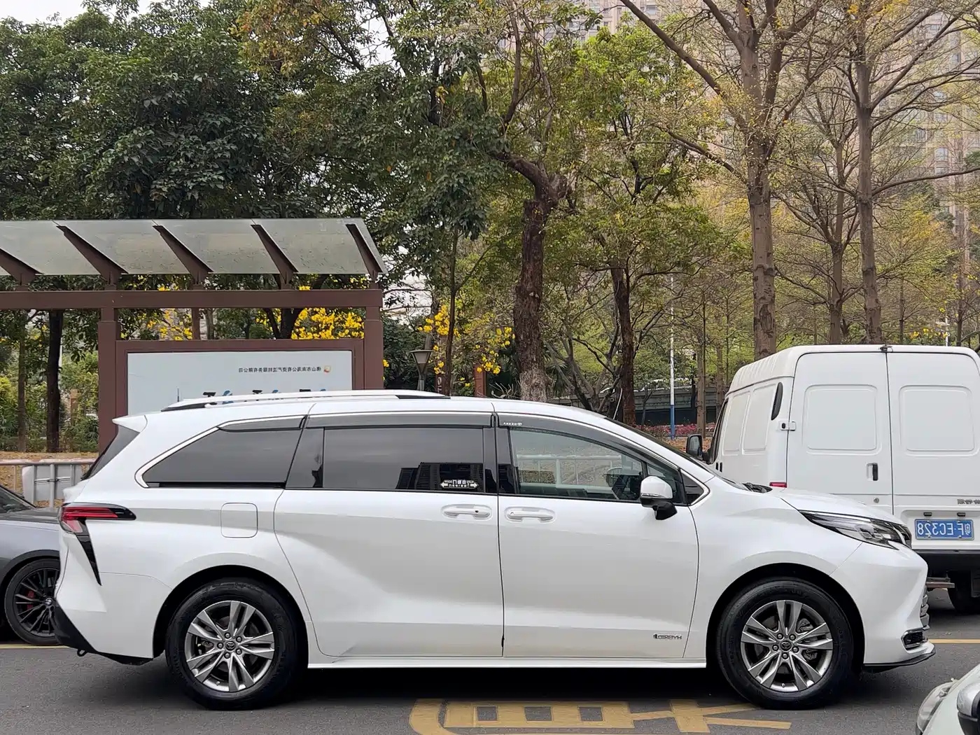 Toyota Sienna 2023 2.5L Hybrid Comfort Edition фото 18