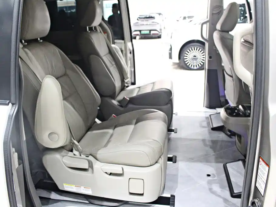 Photo 11 - Toyota Sienna