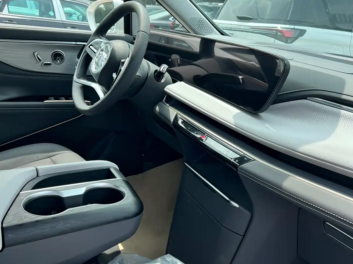 Buick GL8 2026 Luzun Premium Edition фото 8