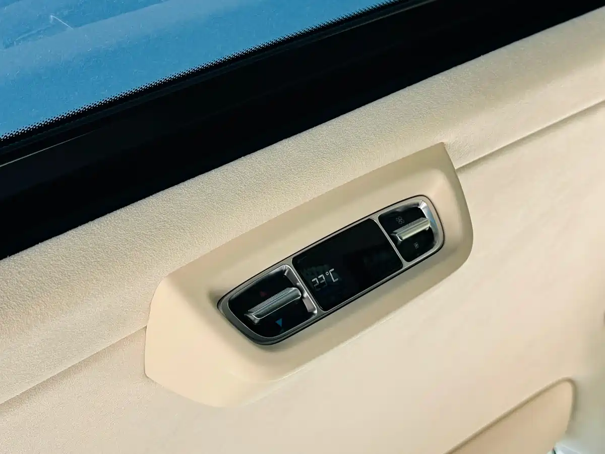 Mercedes-Benz V-Class 2024 V 300 L Long Wheelbase Luxury Edition фото 27