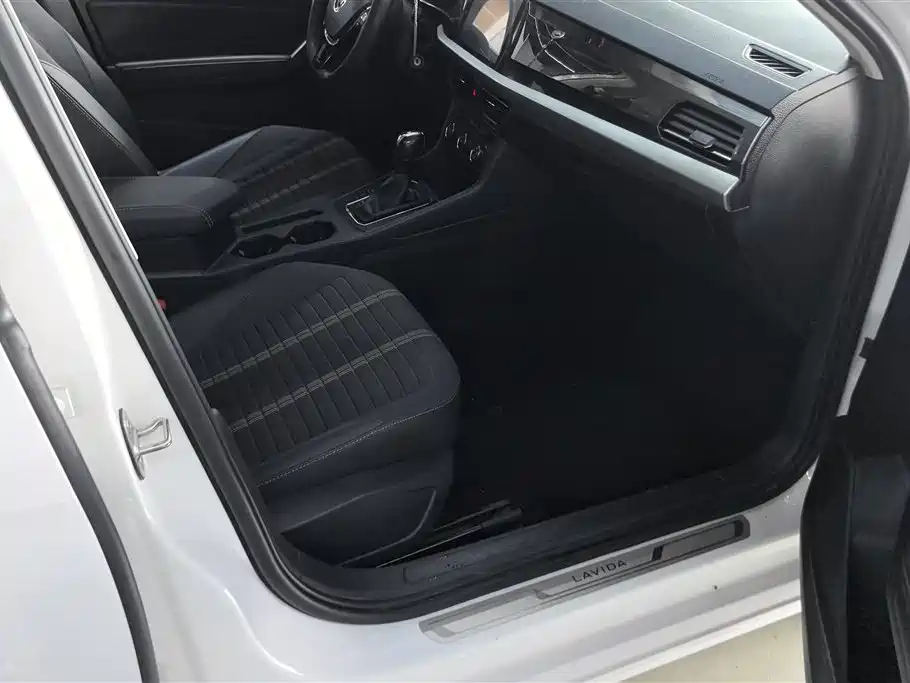 Volkswagen Lavida 2022 1.5L Auto Comfort Edition фото 8