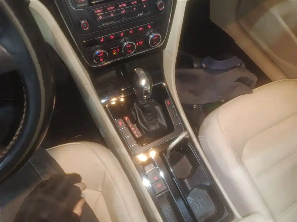 Volkswagen Passat 2013 1.8TSI DSG Zunrong фото 14