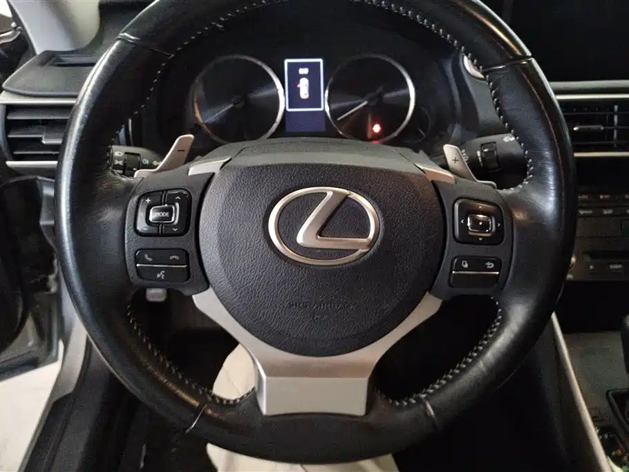 Lexus IS 2017 300 Leading Edition фото 15