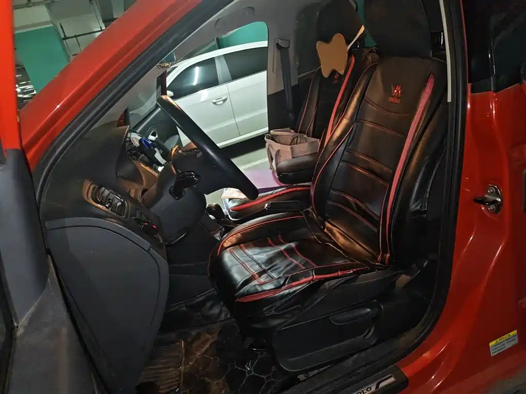 Volkswagen Polo 2014 1.6L Cross Polo Automatic фото 8