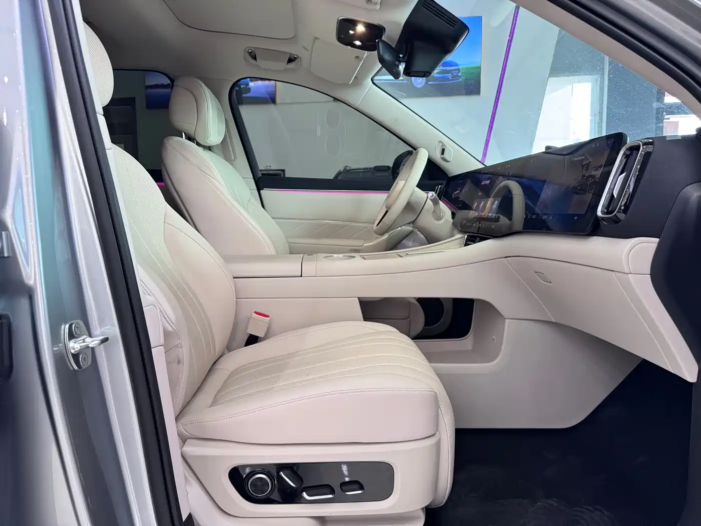 AITO Wenjie AITO M8 2025 Model Extended Range Max+ Edition 53.4kWh 6-Seater фото 16