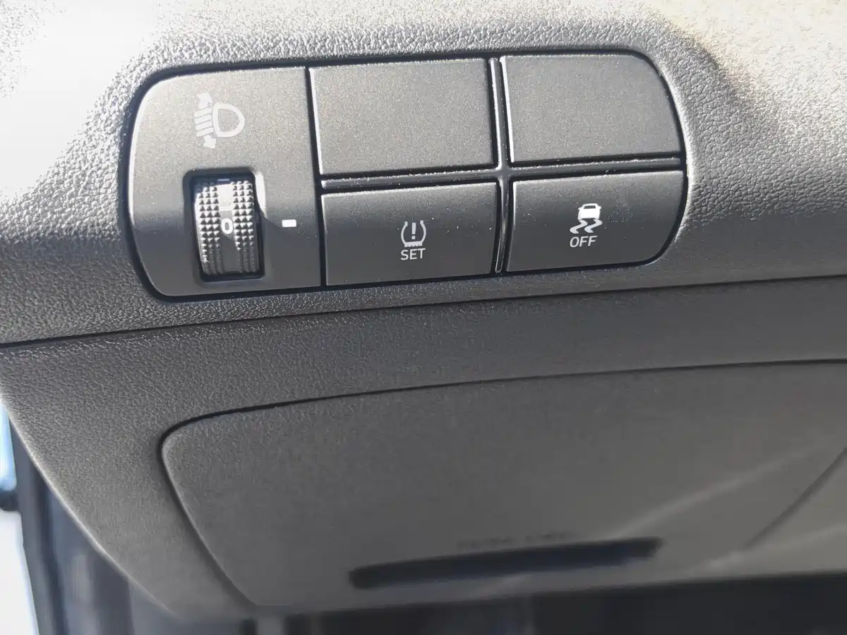 Hyundai Elantra 2023 Model 1.5L CVT LUX Premium Edition фото 16