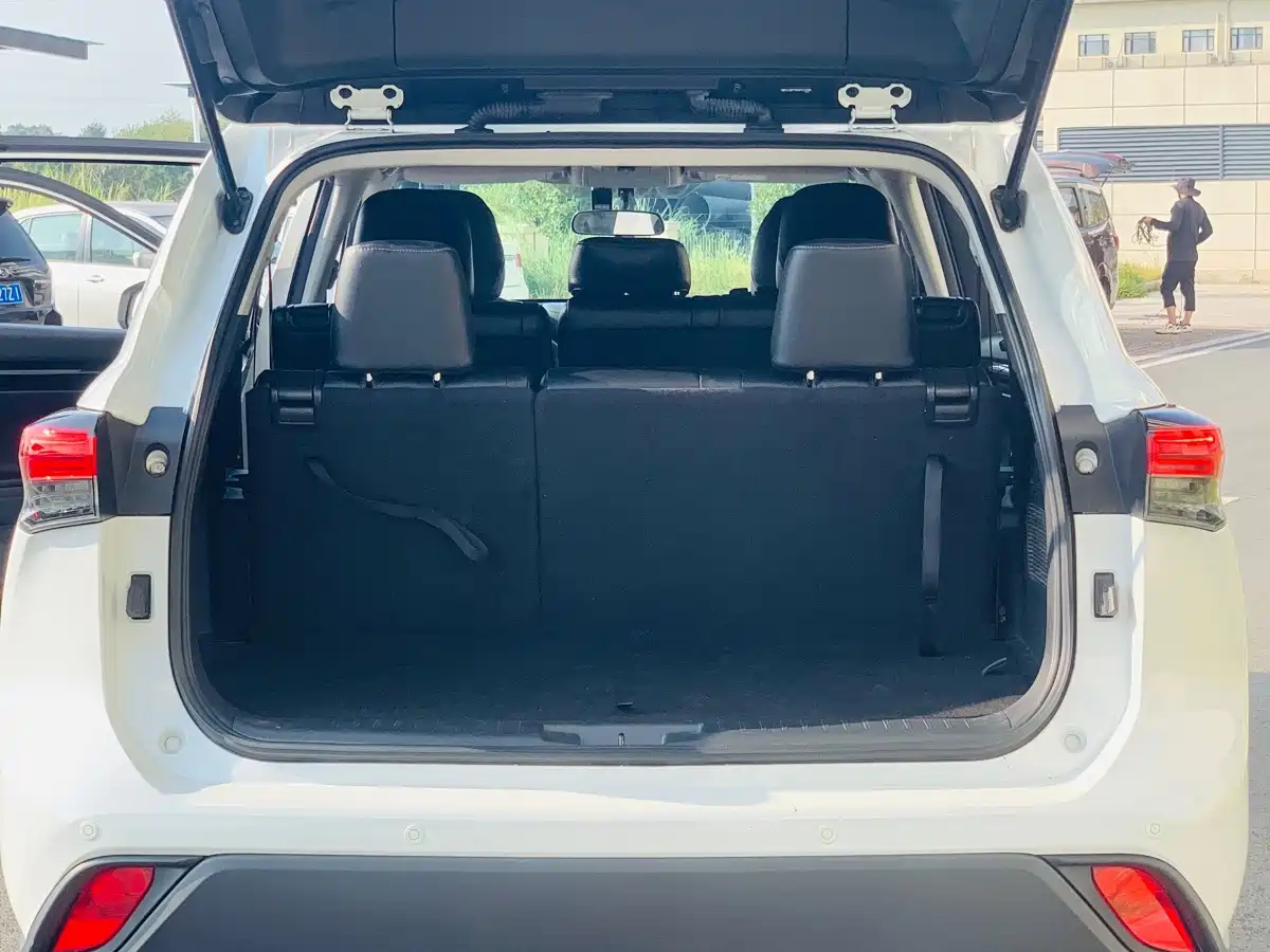 Фото 22 - Toyota Highlander