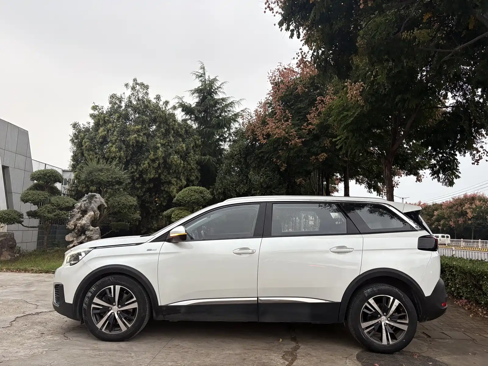 صورة 2 - Peugeot 5008