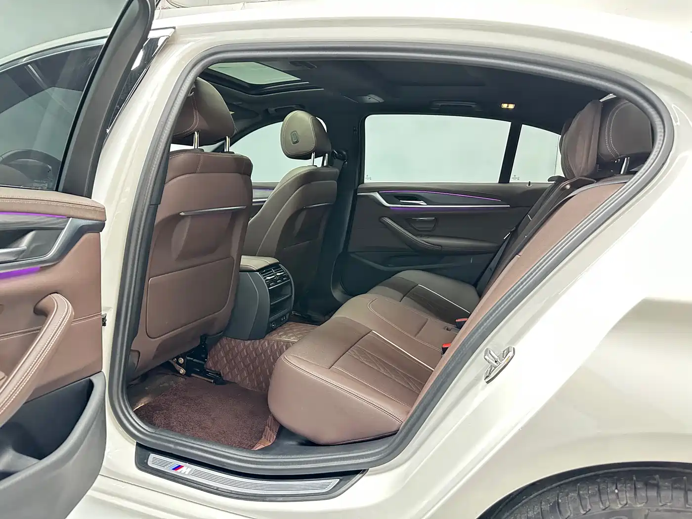 BMW 5 Series 2023 530Li Leading M Sport Package фото 16