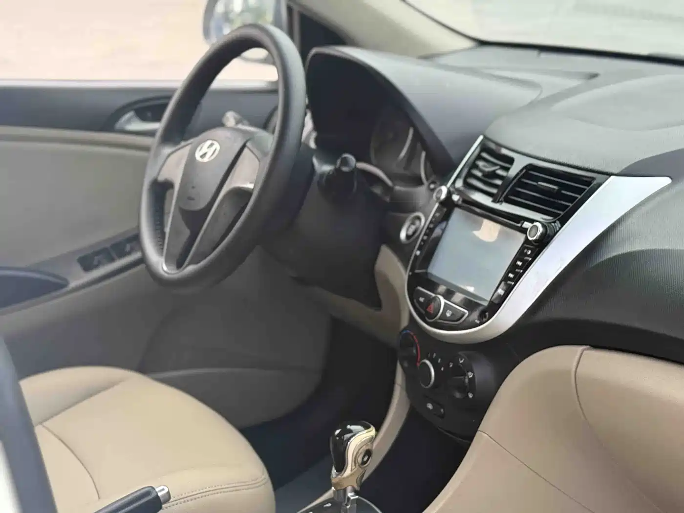 Hyundai Verna 2014 1.4L Automatic Leading GLX фото 17