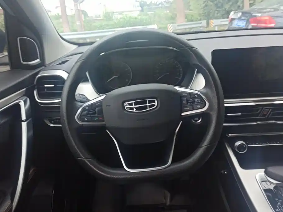 Фото 15 - Geely Coolray