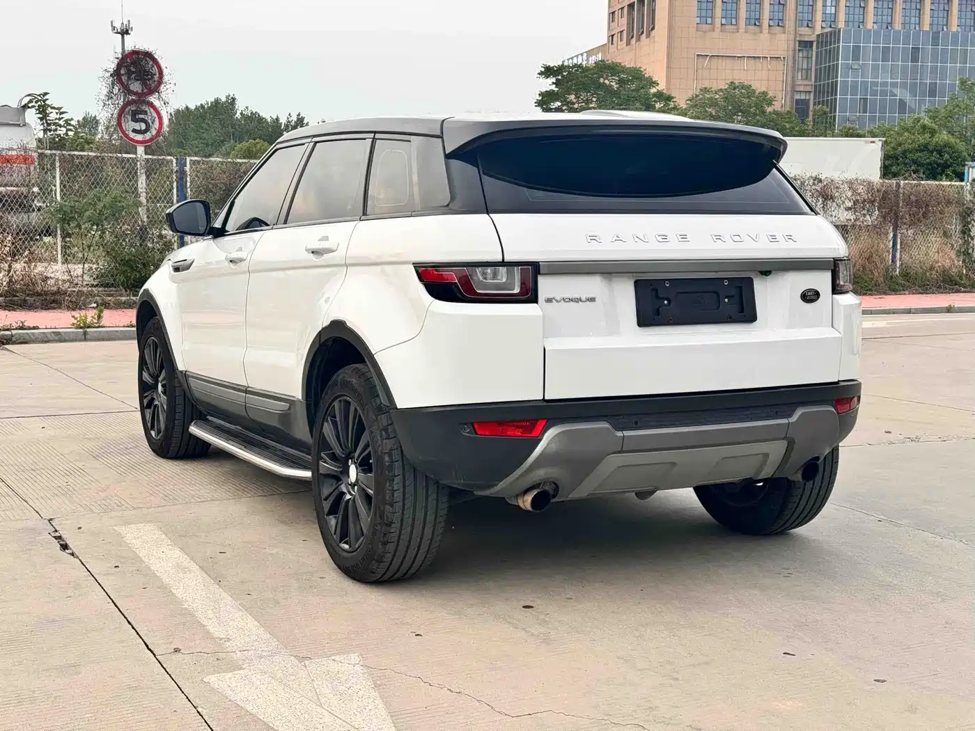 Land Rover Range Rover Evoque 2017 2.0T SE Smart Shine Edition фото 8