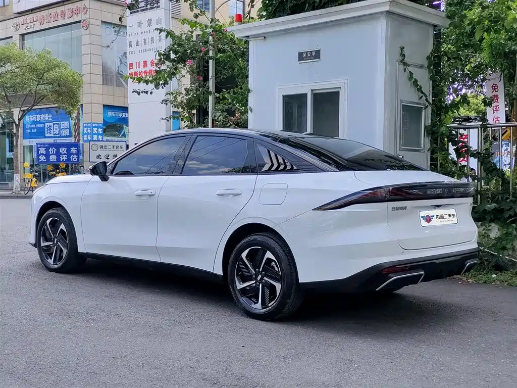 Geely Galaxy Galaxy L6 2025 EM-i 140km Explorer+ Edition фото 4