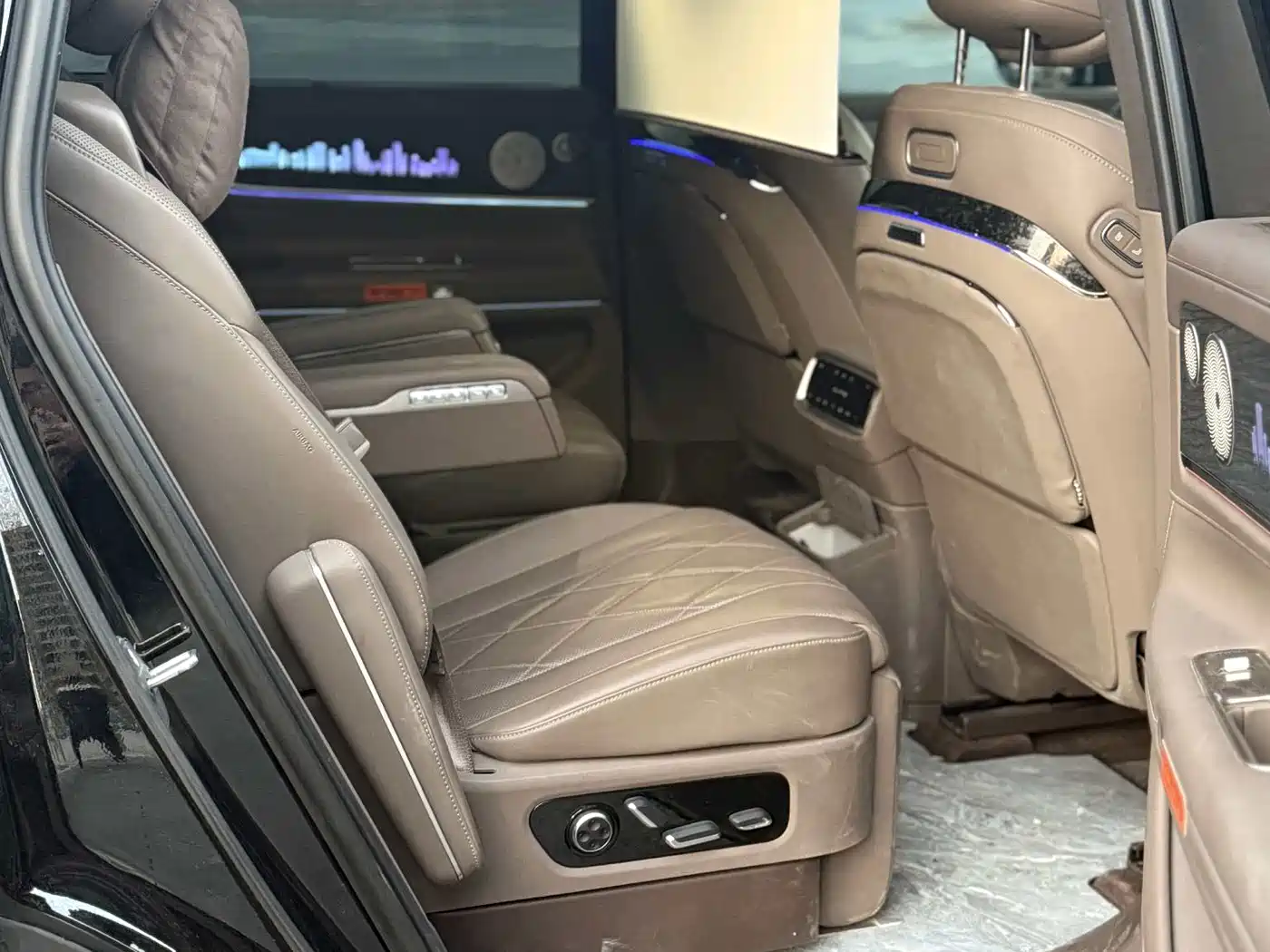 AITO Wenjie AITO M9 2024 Range Extender Ultra 52kWh 6-seater фото 6