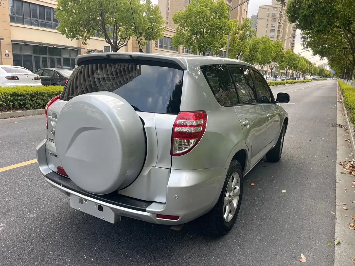 Toyota RAV4 Rongfang 2010 2.0L Automatic Luxury Upgrade Edition фото 4