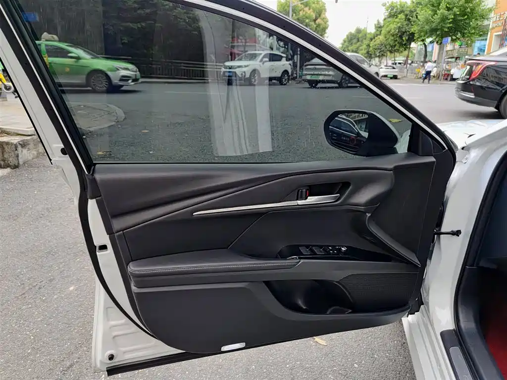 Toyota Camry 2024 Hybrid 2.0HG Premium Edition фото 6
