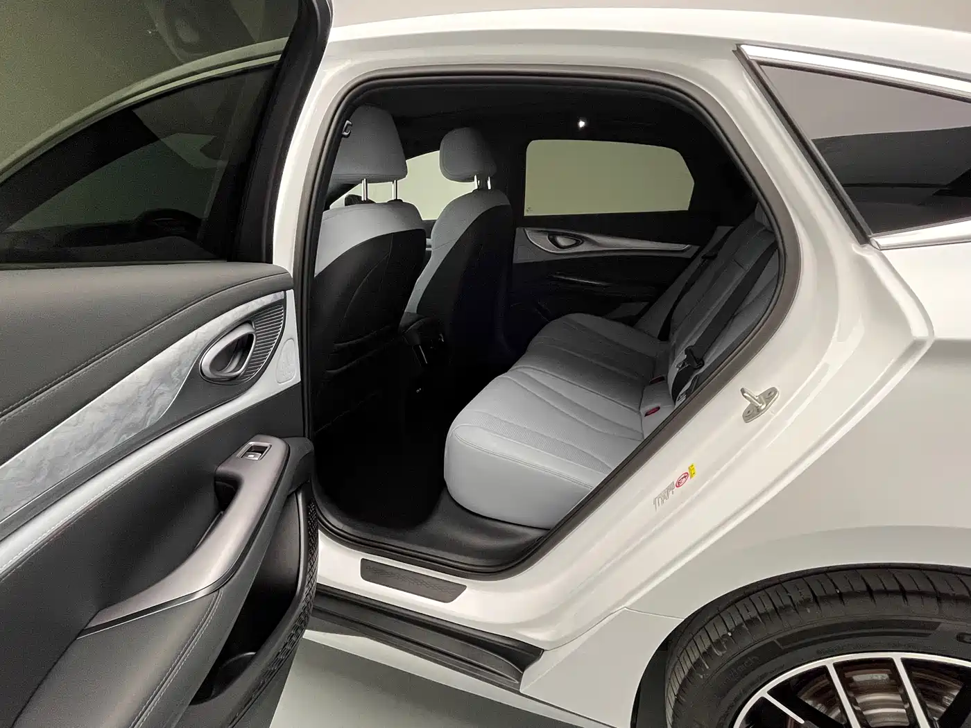 BYD Seal 2024 Glory Edition DM-i 1.5L 121km Luxury фото 14