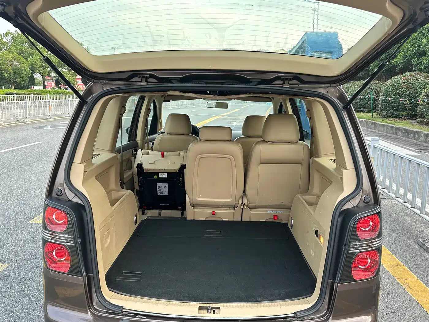 Volkswagen Touran 2011 1.4T DSG Intelligent Elite 5-seater фото 17