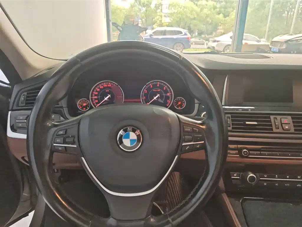 BMW 5 Series 2017 525Li Leading Edition фото 3
