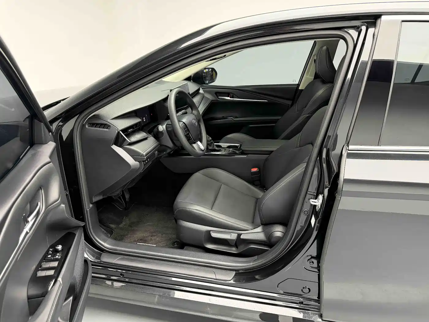 Toyota Camry 2026 Hybrid 2.0HE Elite Edition фото 13